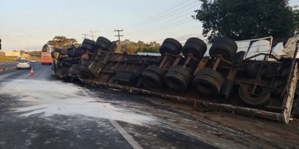 Caminhão tomba na Souza Naves e motorista fica gravemente ferida