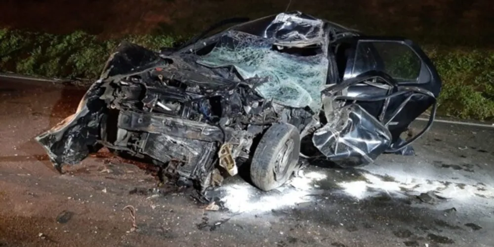 Com a força do impacto, o carro da vítima ficou irreconhecível.