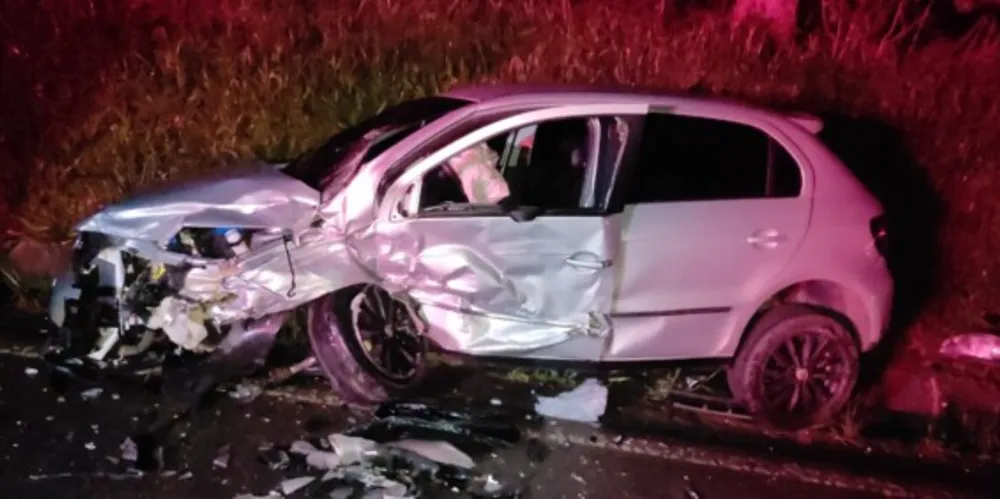 O Gol teve a parte dianteira completamente destruída com o impacto