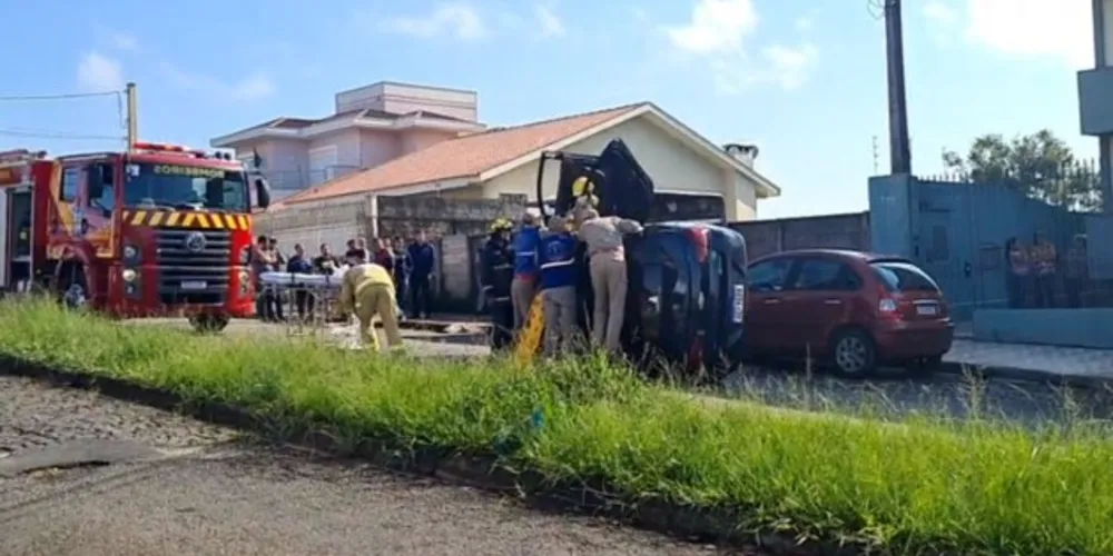 Tombamento aconteceu na manhã desta terã-feira e deixou uma pessoa ferida