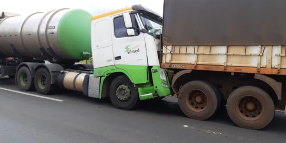 Um acidente envolvendo dois caminhões interditou parcialmente a BR-376 km 489, próximo à passarela na entrada do bairro Santa Paula.