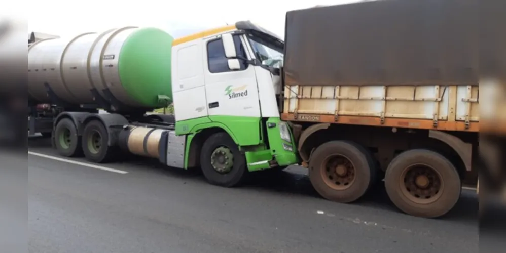 Um acidente envolvendo dois caminhões interditou parcialmente a BR-376 km 489, próximo à passarela na entrada do bairro Santa Paula.