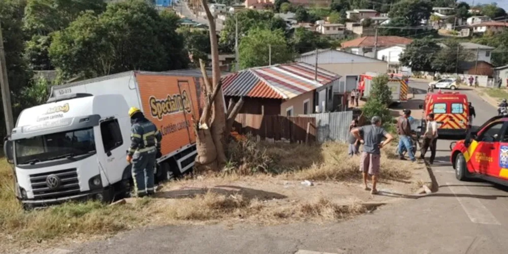 Acidente aconteceu na tarde desta segunda-feira, na baixada da Vila Coronel Cláudio