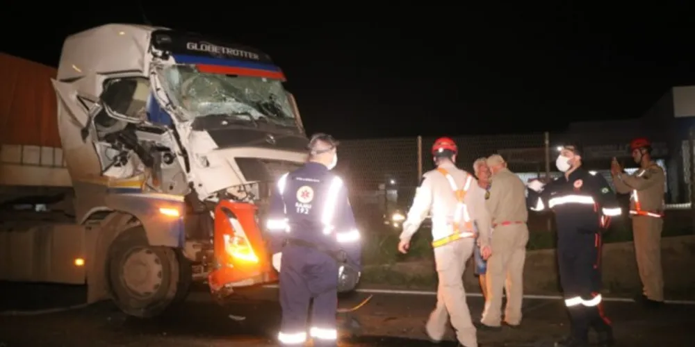 A série de colisões começou quando um caminhão bateu na traseira de um basculante e parou na estrada pelos estragos