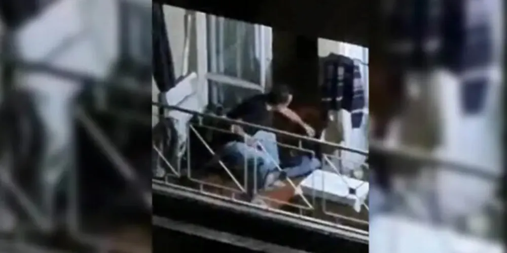 Nas imagens é possível ver a mulher caída no chão e o homem puxando o cabelo e desferindo chutes na vítima.
