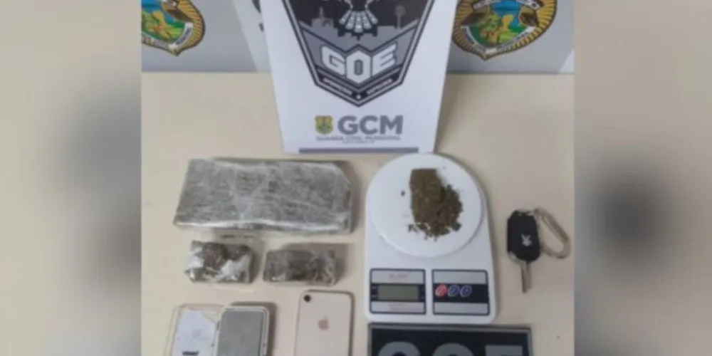 Foram apreendias duas balanças de precisão e cerca de 800 gramas de maconha