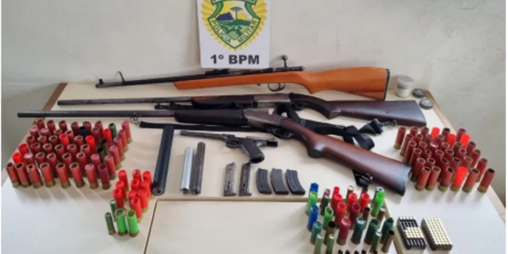 Armas e munições apreendidas na casa do suspeito.