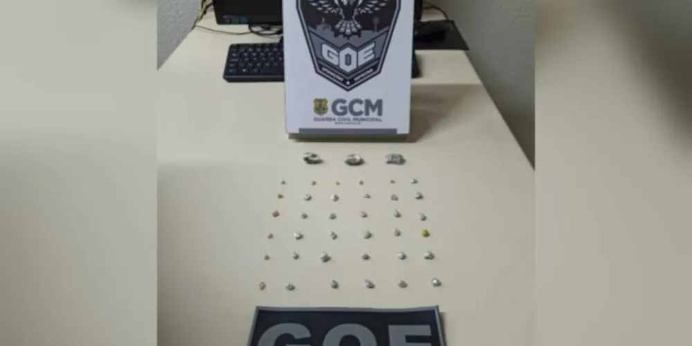 Na sacola abandonada pelos suspeitos, também haviam três buchas de maconha.