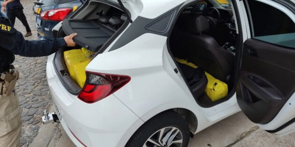 Quase 200 kg de maconha foram apreendidas em um carro roubado