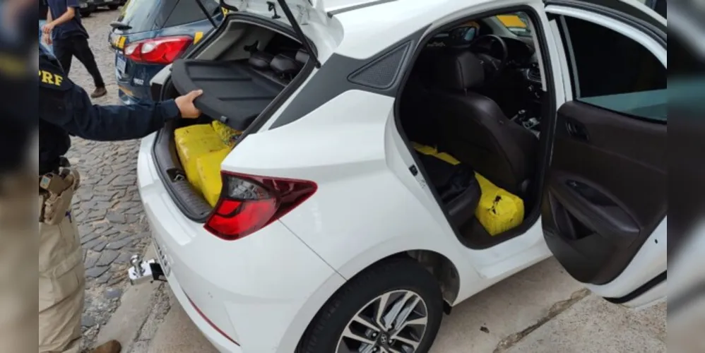 Quase 200 kg de maconha foram apreendidas em um carro roubado