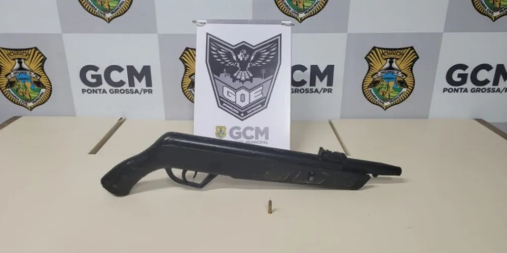 Durante a fuga o suspeito dispensou uma espingarda calibre .22 na mata