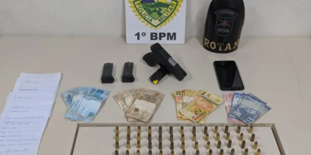 Arma, munições e objetos apreendidos.