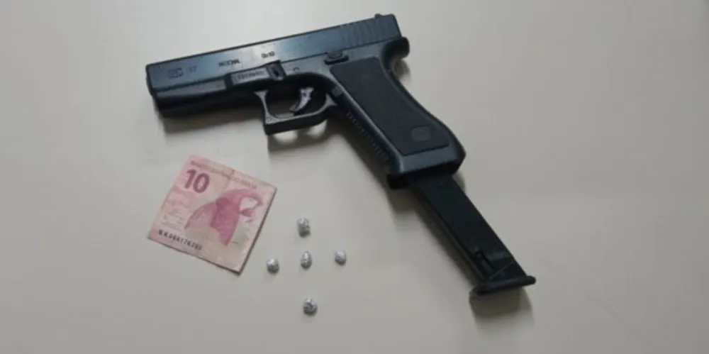 O suspeito foi abordado por agentes da Guarda Civil Municipal, e com ele foi encontrada uma pistola e cinco pedras de crack.
