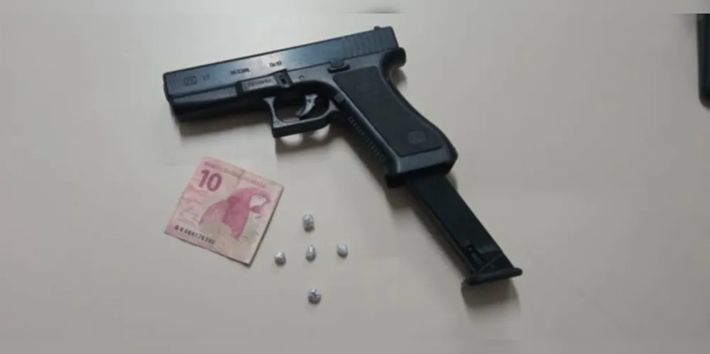 O suspeito foi abordado por agentes da Guarda Civil Municipal, e com ele foi encontrada uma pistola e cinco pedras de crack.