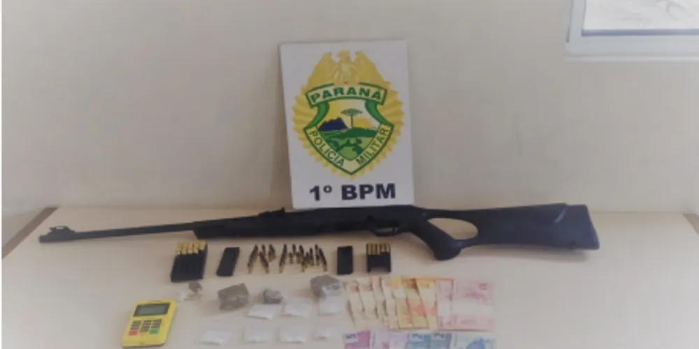 A criança mostrou aos policiais onde o pai guardava a arma e munições.