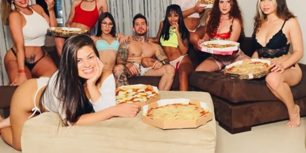 Ele chegou a ter nove parceiras, mas uma delas se separou por preferir um relacionamento monogâmico.