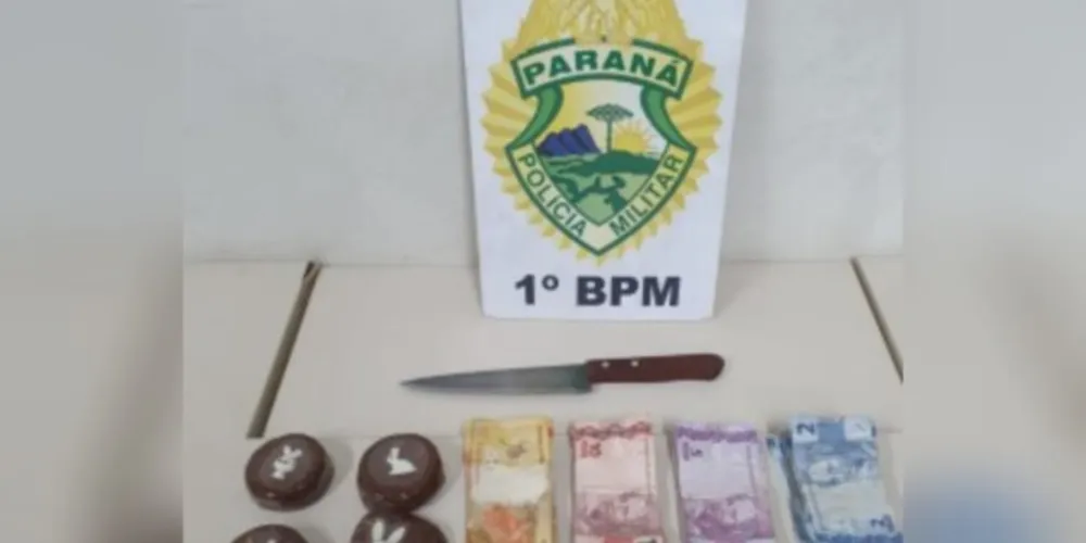 Objetos e dinheiro apreendidos com o suspeito.