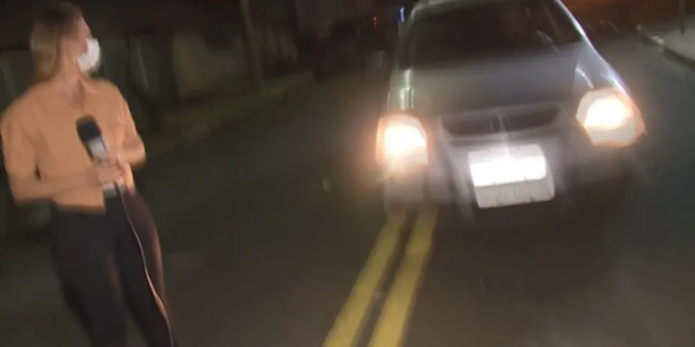 Dupla de reportagem estava do lado de fora de uma delegacia gravando uma matéria quando foram surpreendidos pelo veículo