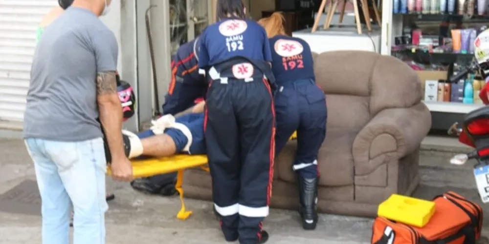 Um rapaz atravessou a via correndo quando foi atingido pela motocicleta.