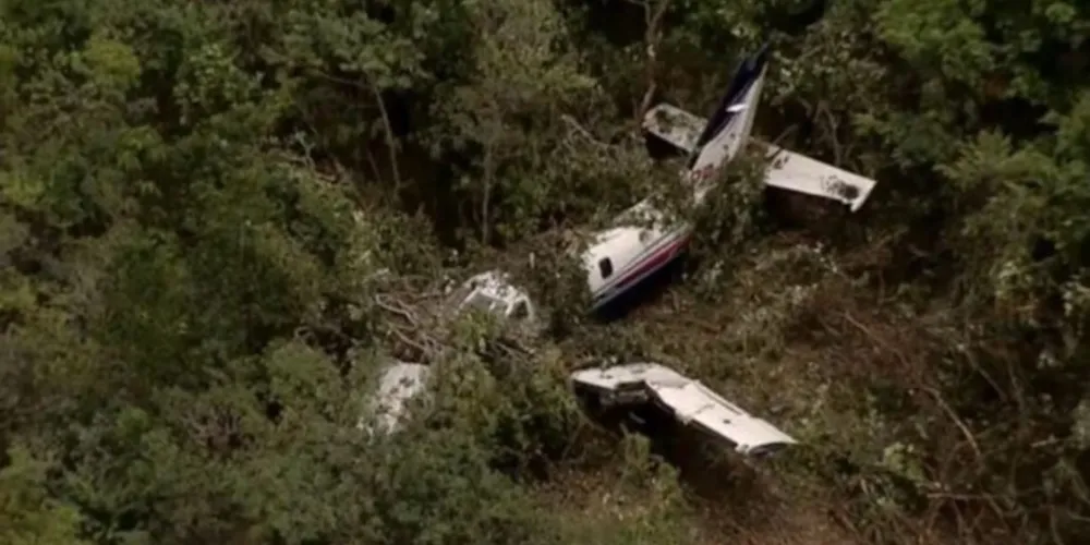 Ao Corpo de Bombeiros o piloto informou que a aeronave foi atingida por uma rajada de vento