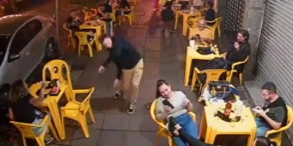 Na imagem, é possível ver o momento exato em que Bruno se assusta com o inseto