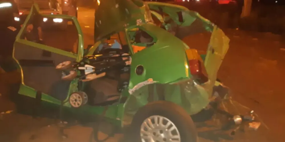 Todas as vítimas estavam em um mesmo carro, que partiu ao meio com o impacto da batida