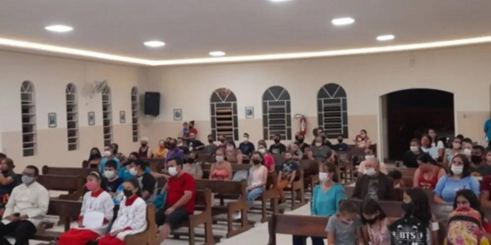 Famílias com as crianças vão trazer as mochilas para que aconteça esse pequeno rito de bênção