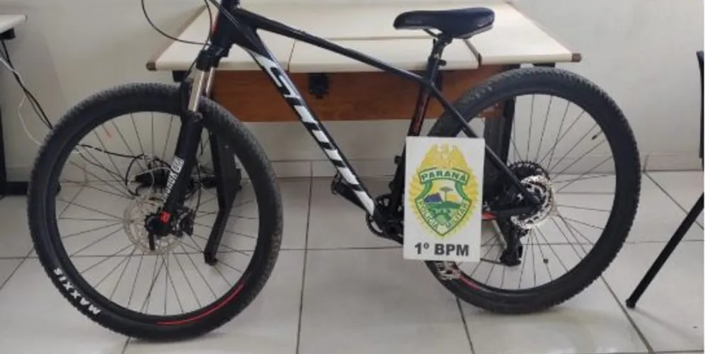 A bicicleta foi recuperada pela Polícia Militar.