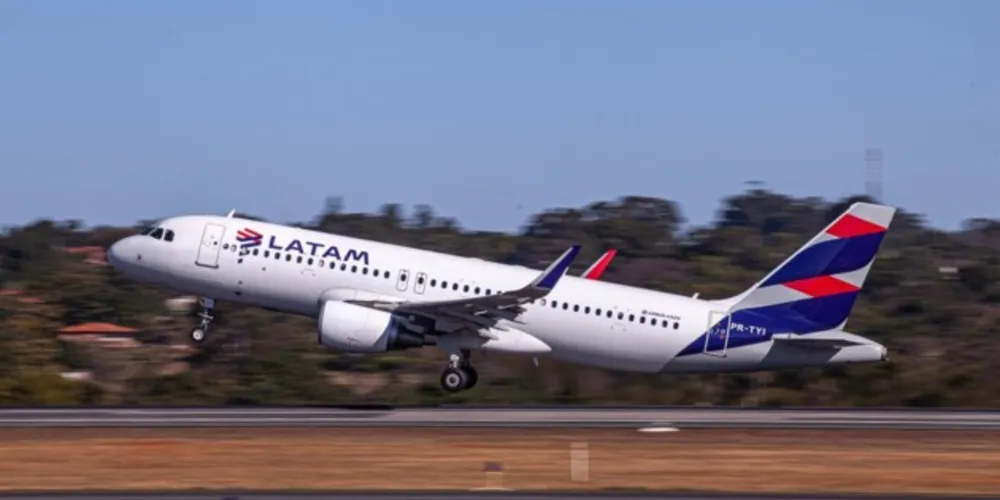 Menino de 9 anos embarcou em aeronave da Latam sem documento e sem passagem aérea.