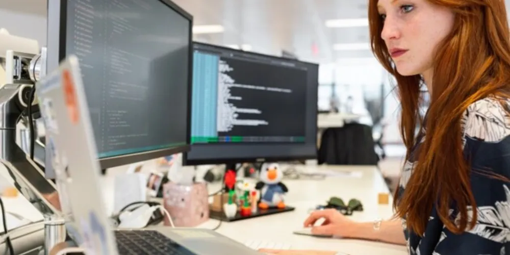 Estudantes buscam cursos de tecnologia e sobre vagas de trabalho na área