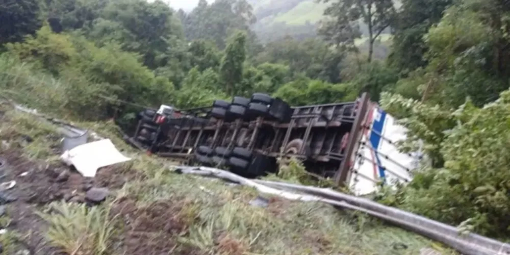 Com a pancada, os dois veículos foram parar no canto da rodovia, numa ribanceira. Porém, o caminhão tombou em cima da caminhonete.