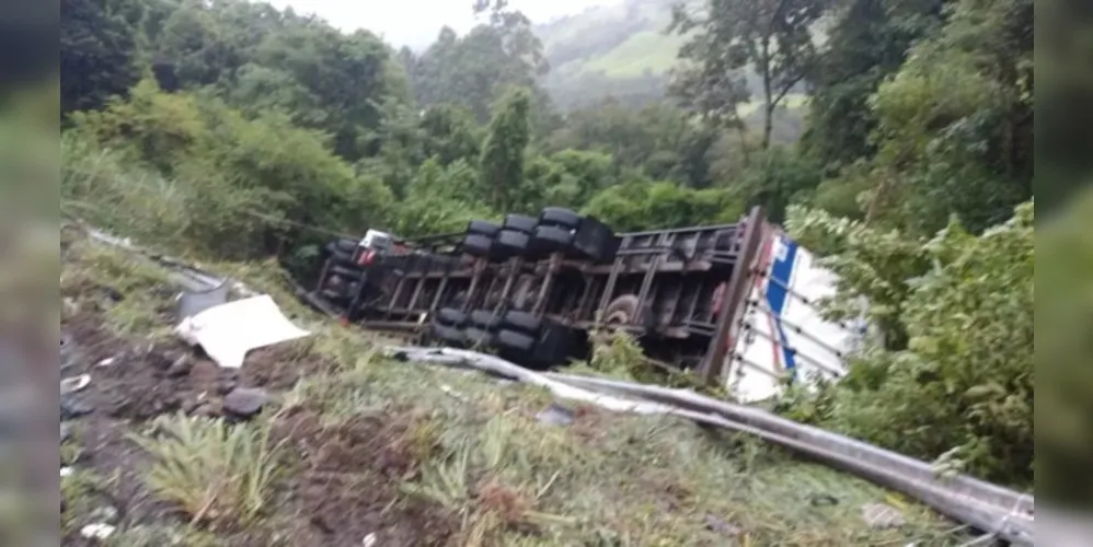 Com a pancada, os dois veículos foram parar no canto da rodovia, numa ribanceira. Porém, o caminhão tombou em cima da caminhonete.