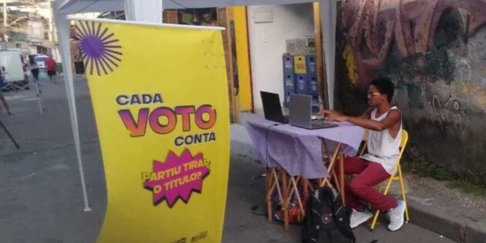 Bancas de voluntários para a campanha Cada Voto Conta.