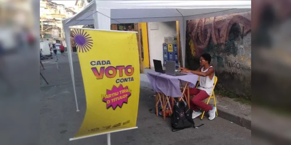 Bancas de voluntários para a campanha Cada Voto Conta.