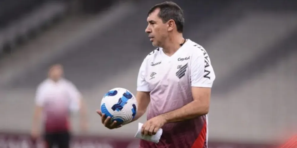 Fábio Carille comanda o Furacão nesta quinta-feira.