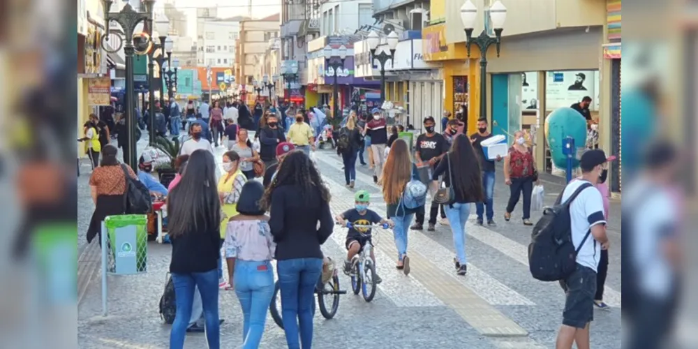 Em Ponta Grossa, o uso de máscaras contra a covid-19 é obrigatório em locais abertos e fechados