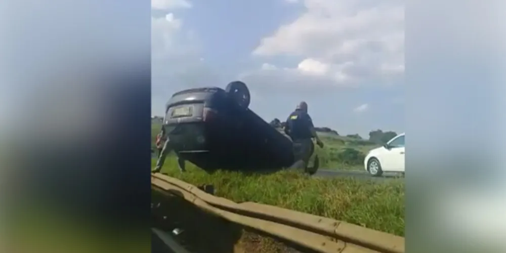 Equipes da Polícia Rodoviária Federal (PRF) estão no local atendendo a ocorrência e sinalizando o trânsito