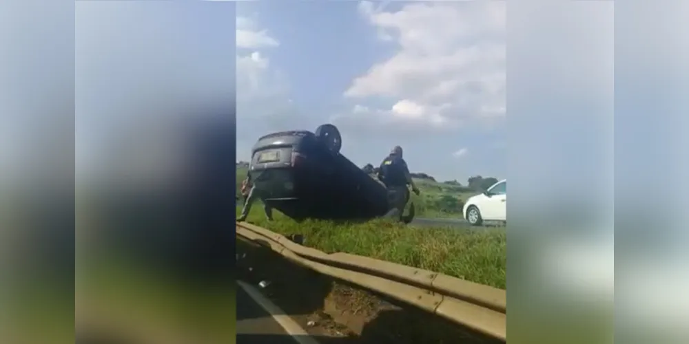 Equipes da Polícia Rodoviária Federal (PRF) estão no local atendendo a ocorrência e sinalizando o trânsito