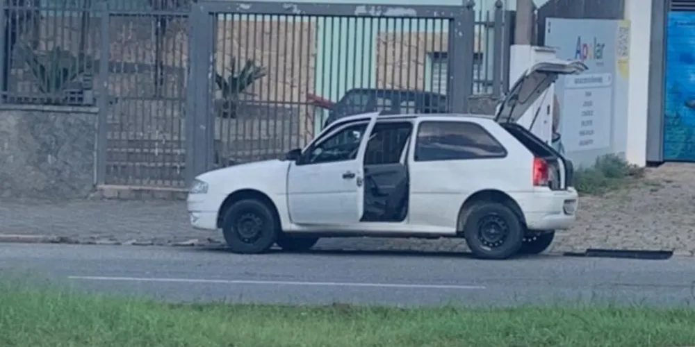 Após a abordagem, os policiais encontraram no carro uma bomba de fabricação caseira.
