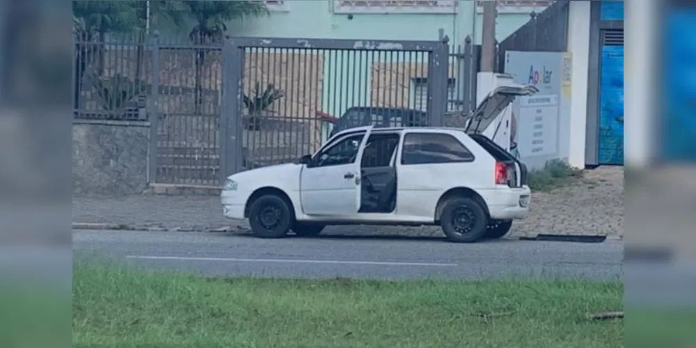 Após a abordagem, os policiais encontraram no carro uma bomba de fabricação caseira.