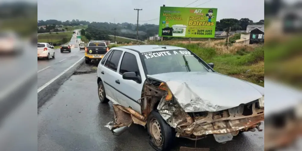 O motorista bateu contra um caminhão e quando saiu do carro para tirar satisfações, foi atingido pelo outro veículo.