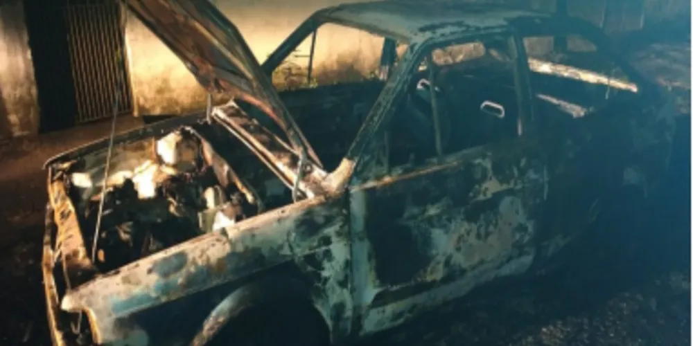 Por volta das 4h o veículo foi localizado totalmente incendiado na região da Vila Palmeirinha.