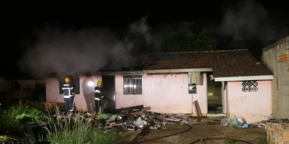 A casa ficou completamente destruída após o incêndio