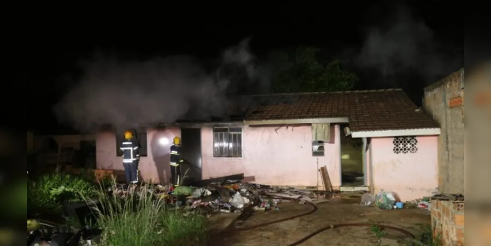 A casa ficou completamente destruída após o incêndio