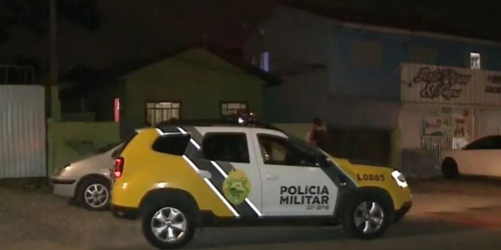 O casal, que morava sozinho, foi encontrado com diversos golpes de faca.