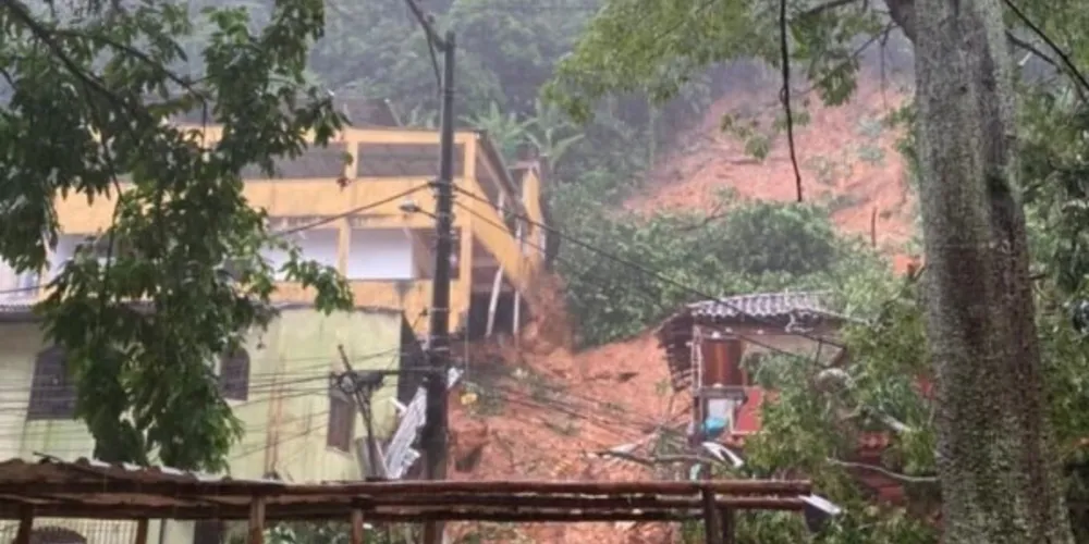 Todas as sirenes de alerta foram acionadas durante a madrugada deste sábado (2) e 70 bairros de Angra dos Reis receberam ordem de evacuação