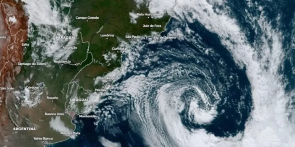 Embora de grandes proporções, ciclone não tem forte intensidade, mas deixou o mar agitado