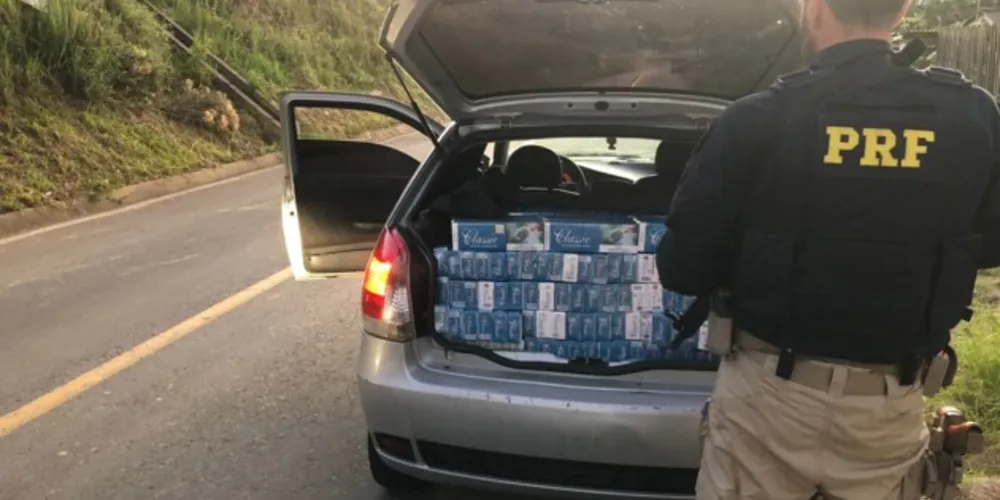 Cerca de 9 mil maços de cigarros foram encontrados no veículo.
