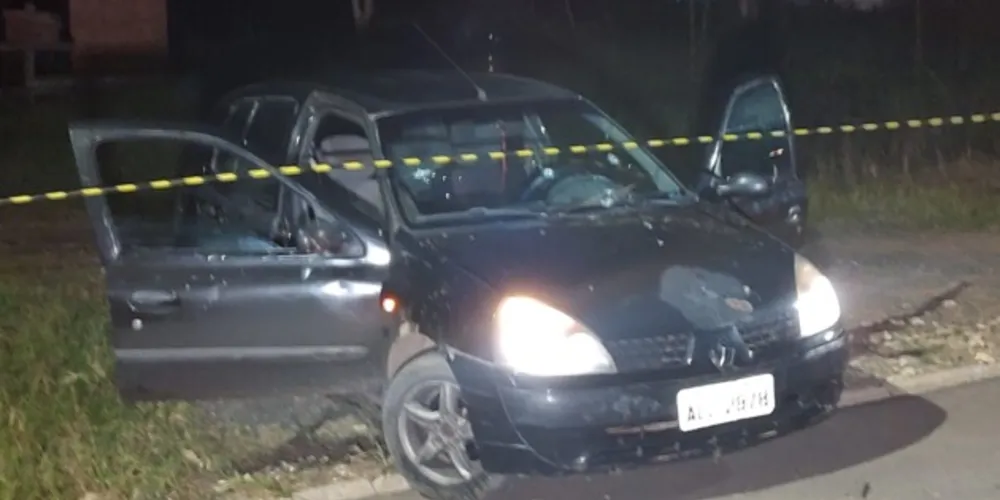 Carro da vítima tem dezenas de perfurações provocadas por tiros