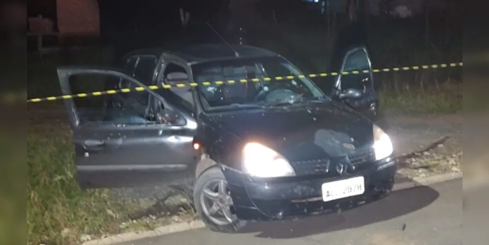 Carro da vítima tem dezenas de perfurações provocadas por tiros
